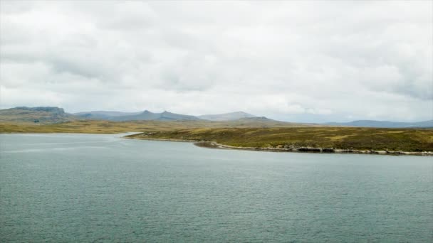 Falklandsöarnas Naturlandskap Wide Shot Panorering Över Scenen Med Lantliga Gräs — Stockvideo