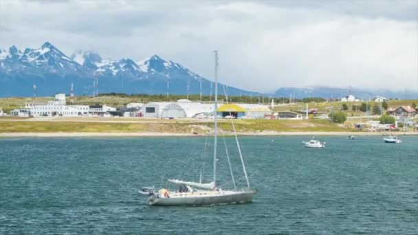 Yacht Segelbåt Segling Och Anländer Ushuaia Argentina Summers Dag Sydligaste — Stockvideo