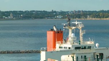 Büyük Jenerik Enerji Yük Kargo Gemisi Closeup Smokestack Montevideo Uruguay Güney Amerika Limanı'nda Docked