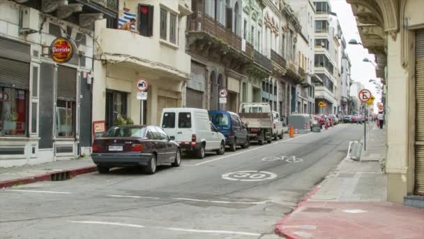 Montevideo Uruguay Calle Ciudad Con Coches Aparcados Largo Edificios Antiguos — Vídeos de Stock