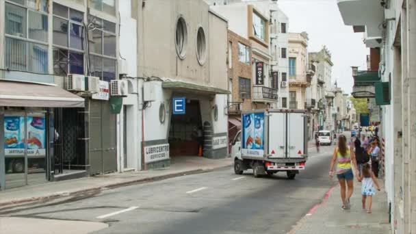 城市街与当地商店和人们走在人行道上在蒙得维的亚乌拉圭生活方式 — 图库视频影像