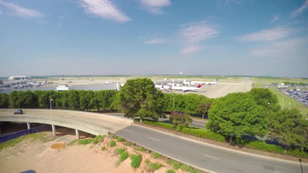 Aeroporto Internacional Charlotte Douglas Clt Wide Establishing Shot Entering Vehicle — Vídeo de Stock