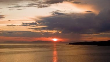 Sunrise veya Sunset bir Manzara Cruise sırasında Denizde bir Gemiden görülen Canlı Bulutlu Gökyüzü ile Majestic Alaska Seascape