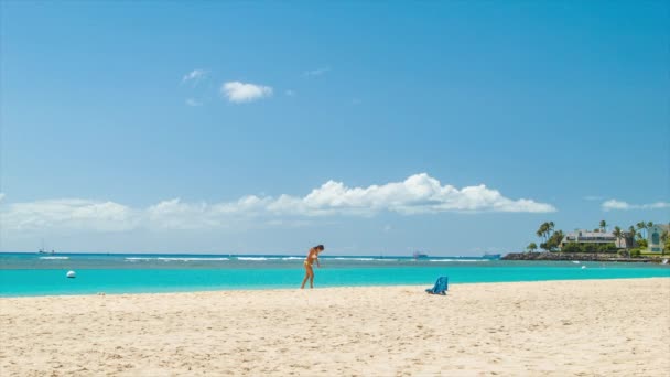 Pretty Girl Bikini Walkin Sandy Beach Honolulu Hawaii Con Clima — Vídeos de Stock