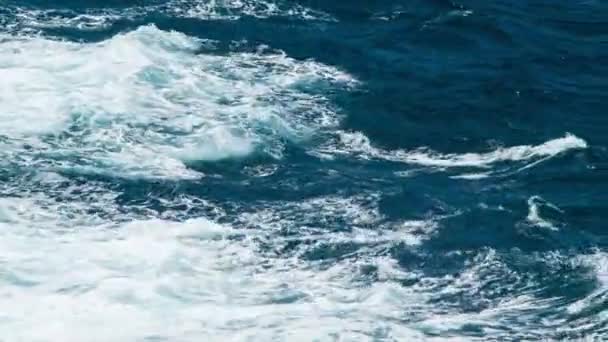 Barco Mar Navegando Través Primer Plano Espuma Blanca Rompiendo Sobre — Vídeo de stock