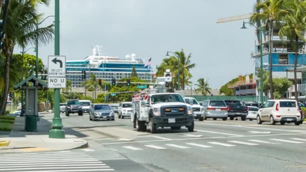 Navio Cruzeiro Atracado Honolulu Havaí Com Condução Carros Tráfego Rua — Vídeo de Stock