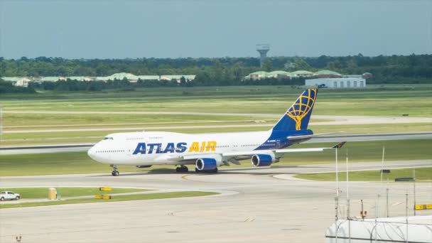 アトラスエアボーイング747 446民間旅客機ジェット旅客機は ヒューストンTxのジョージ ブッシュ インターコンチネンタル空港を出発する間に滑走路に誘導路で — ストック動画
