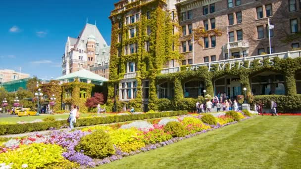 加拿大维多利亚不列颠哥伦比亚省历史费尔蒙皇后酒店前 以游客和充满活力的花园为特色 — 图库视频影像
