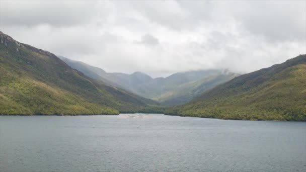 Магелланова Протока Рухається Величних Горах Туманом Видно Круїзного Корабля Під — стокове відео