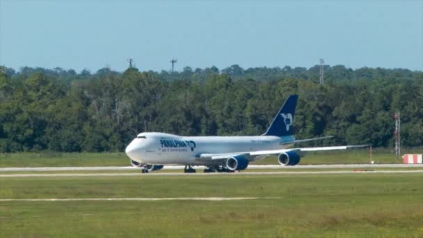 Panalpina Boeing 747 Cargo Air Freighter Przybywających Turining Pasa Startowego — Wideo stockowe