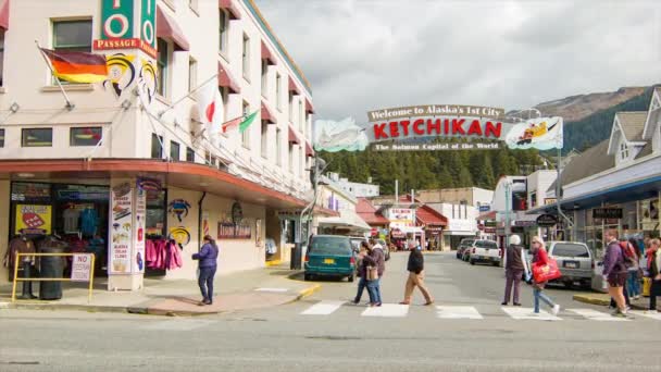 Ketchikan Aljaška Úvodní Nápis Živé Pouliční Scéně Projíždějícími Vozidly Lidmi — Stock video