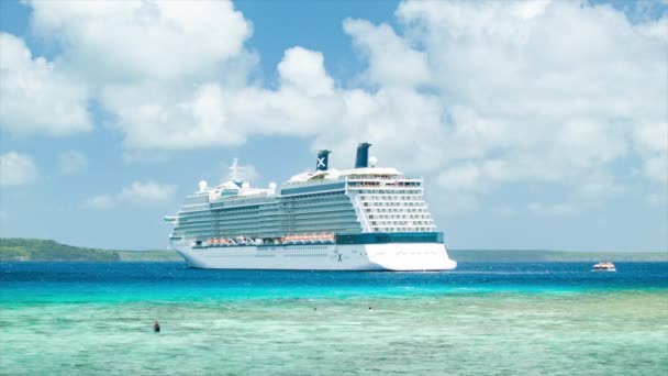 Celebrity Solstice Cruiseschip Close Verankerd Tropisch Blauw Water Lifou Island — Stockvideo