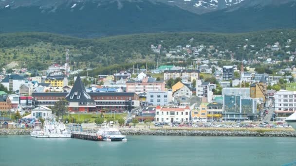 Luta Upp Från Ushuaia Stads Byggnader Argentina Till Episka Snötäckta — Stockvideo