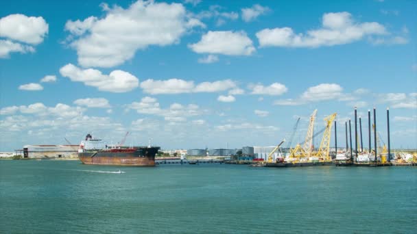 Olajszállító Tartályhajó Konténer Cargo Wide Shot Míg Dokkolt Mellett Tornyokban — Stock videók