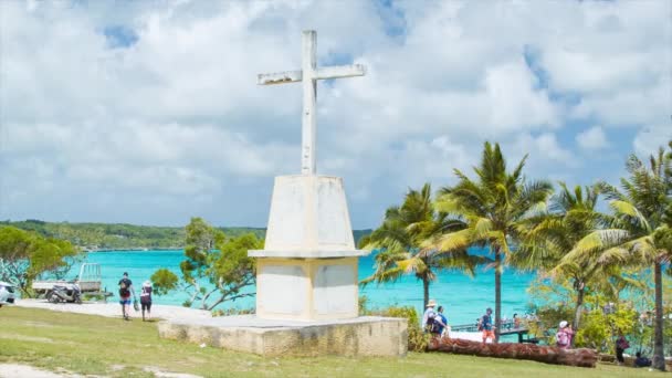 Lifou Eiland Met Religieuze Kruis Standbeeld Oriëntatiepunt Toeristen Wandelen Rond — Stockvideo