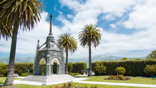 阿卡罗亚新西兰战争纪念馆在一个和平的花园与阳光的夏天日 — 图库视频影像