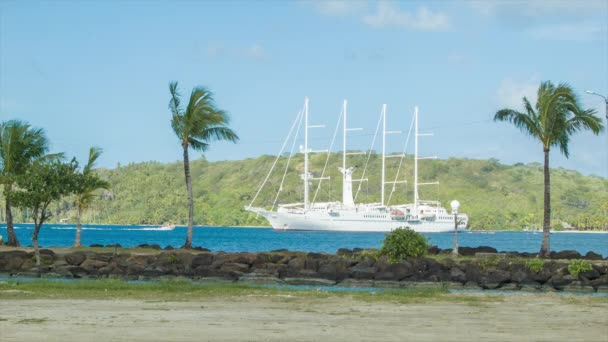 Windstar Wind Spirit Lyx Segelbåt Kryssningsfartyg Förankrade Tropiska Lagunen Bora — Stockvideo