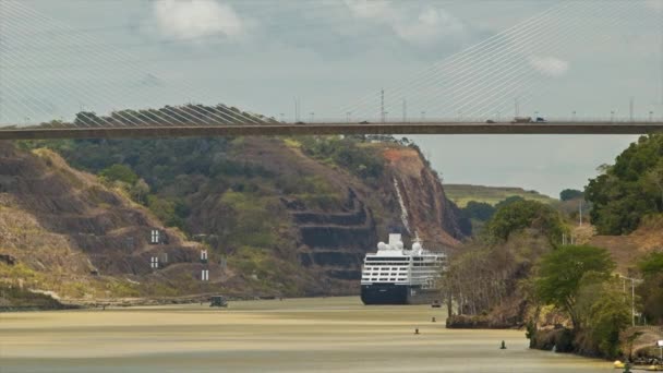 南米の晴れた日にパナマ運河百年橋の下を通過する無印のクルーズ船クローズアップショット — ストック動画