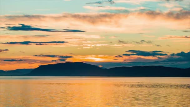 充满活力的橙色深山日落日出加拿大阿拉斯加海岸线与平滑的水运动 — 图库视频影像