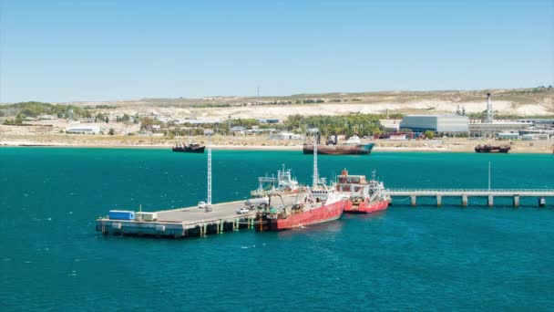 Puerto Madryn Argentina Industrial Dockyard Med Industribåt Kjøretøy Solskinnsdag – stockvideo