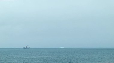 Antarktika Araştırma Bot Buzdağları Arasında Geniş Horizon Kötü Hava sırasında Güney Okyanusu'nda Shot