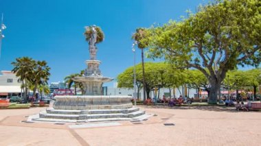 Noumea Yeni Kaledonya Place des Cocotiers yerel halk ve Su Çeşmesi heykeli ile şehir merkezi Parkı