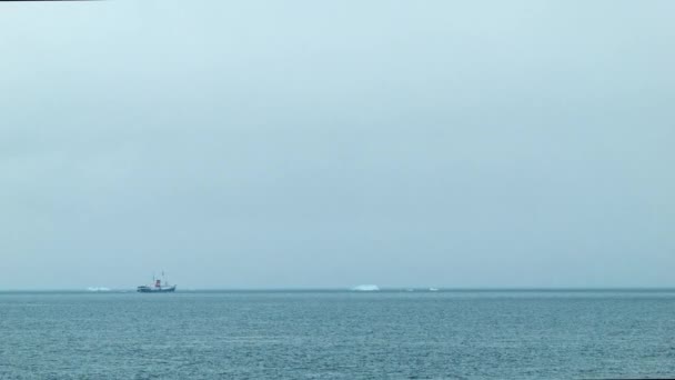 Antarktyda Research Boat Wśród Icebergs Wide Horizon Strzał Oceanie Południowym — Wideo stockowe