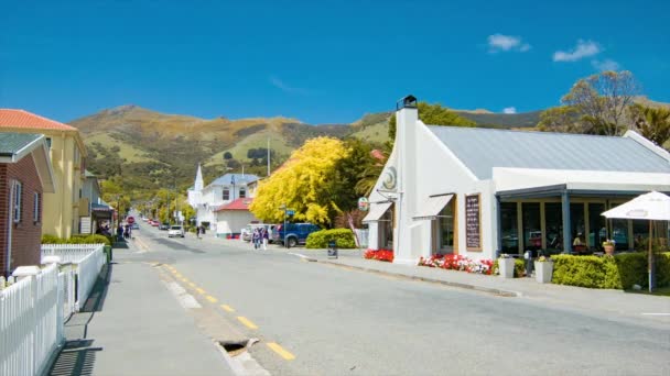 Ulica Akaroa Street Scene Restauracjami Sklepami Lecie Pojazdami Turystami Eksploracji — Wideo stockowe