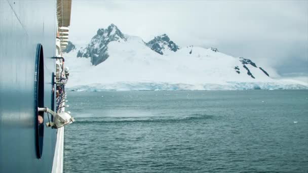 Cruiseschip Antarctica Met Passagiers Die Het Bevroren Landschap Vanaf Zijkant — Stockvideo