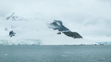 Hareketli Bulutlar ve Deniz Suyu ile Antarktika Dramatik Buz Kaplı Manzara
