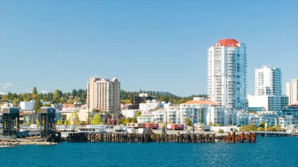 纳奈莫不列颠哥伦比亚省加拿大建筑在海港海滨与阳光明媚的天气在夏季 — 图库视频影像