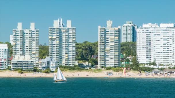 Luksusowe Kurorty Punta Del Este Urugwaj Ludźmi Plaży Pływanie Oceanie — Wideo stockowe