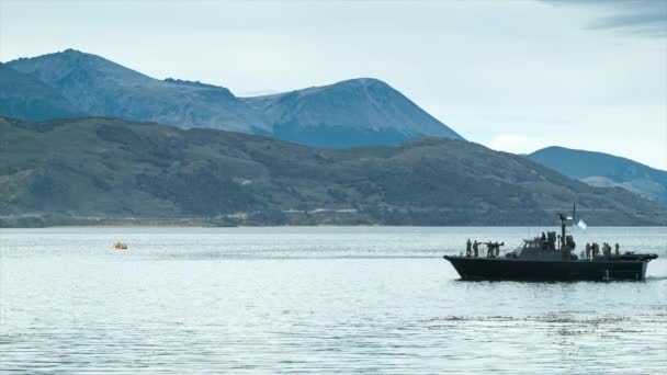 阿根廷海军在南美洲最南端的比格尔海峡 与一艘船缓慢航行前进和水手外 — 图库视频影像