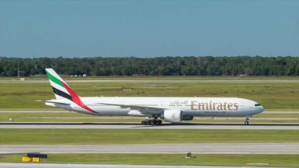 Emirates Boeing 777 300Er Commercial Airliner Pasażerski Szeroki Strzał Taxiing — Wideo stockowe