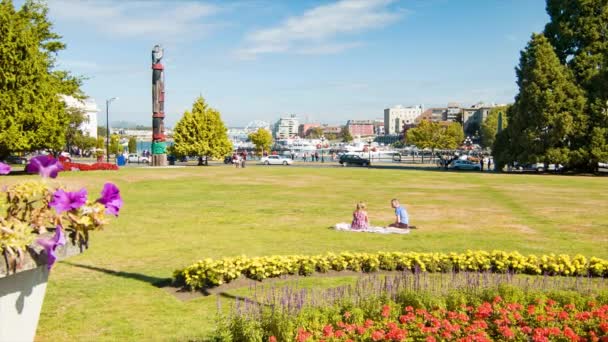 Victoria British Columbia Kanadai Pár Ülő Kertben Parlament Épületek Törvényhozás — Stock videók