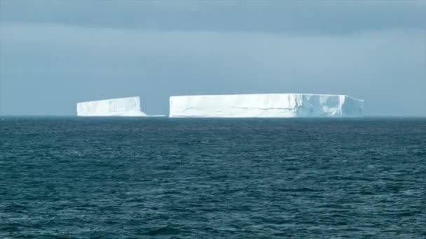 Büyük Buzdağı Bloklar Orta Shot Buz Yansıyan Güneş Işığı Ile — Stok video