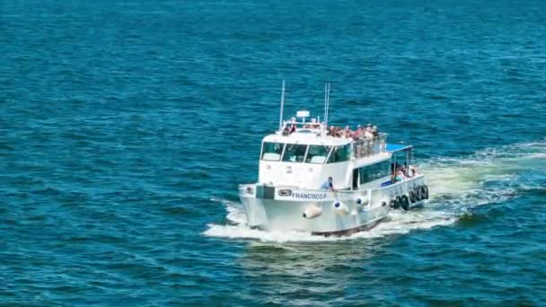 プンタデルエステクルーズ船の乗客遠足ボート入札地元の観光活動にゲストを転送 — ストック動画