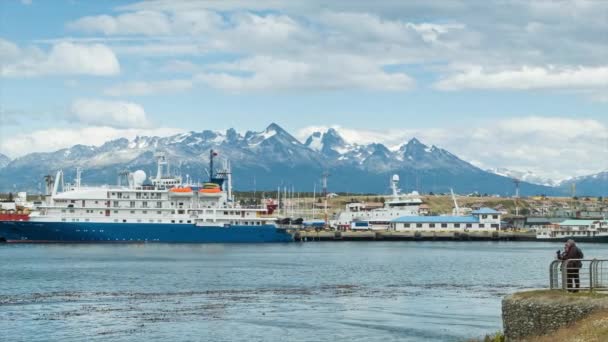 Lebendige Hafenszene Von Ushuaia Argentinien Mit Unmarkierten Angedockten Schiffen Und — Stockvideo