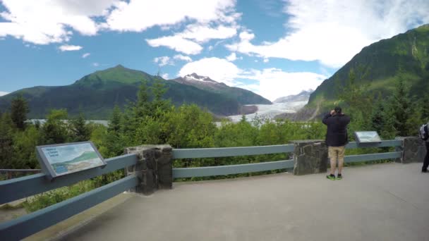 Visitantes Com Vista Para Glaciar Mendenhall Com Pessoas Que Olham — Vídeo de Stock