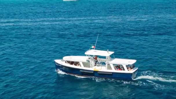 人気の港に観光客を取るカボサンルーカスメキシコの海岸に沿って入札ボート — ストック動画