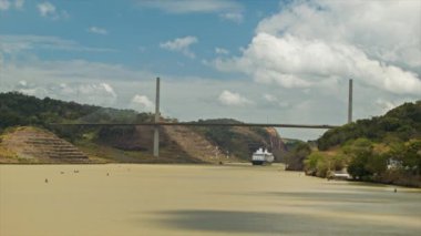 Güney Amerika'da Güneşli Bir Günde Panama Kanalı Centennial Bridge Wide Shot Altından Geçen İşaretsiz Cruise Ship