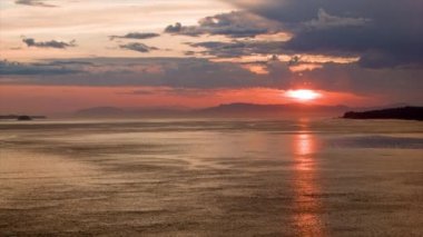 Alaska Sunset Sunrise Denizde Altın Su Üzerinde Yansıtan Canlı Su ile Hareketli