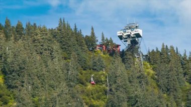 Blue Skies ile Güneşli Bir Yaz Günü Gelen Tramvaylar ile Juneau Alaska Mount Roberts Tramvay İstasyonu Closeup