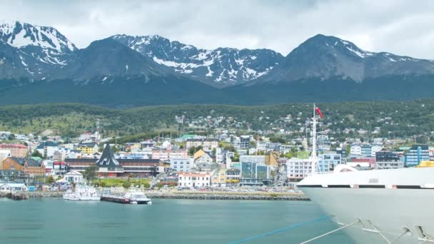 Majestic Ushuaia Arjantin City Martial Mountain Manzara Cruise Ship Bow — Stok video