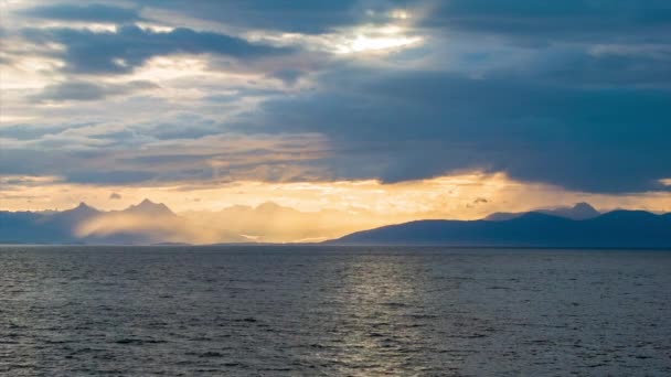 日落巡航在海上沿风景海岸从加拿大到阿拉斯加黄昏与海水移动过去 — 图库视频影像