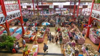 Mağazaların ve dükkanların satışı ile Papeete Tahiti 'de Belediye Pazarı Iç sahnesi satın alma etrafında yürüyüş Insanlar üretmek ve el sanatları