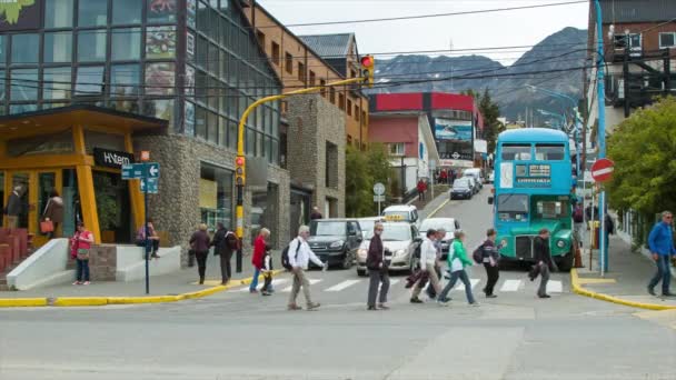 Escena Callejera Ushuaia Argentina Con Gente Cruzando Mientras Visitan Lugares — Vídeo de stock