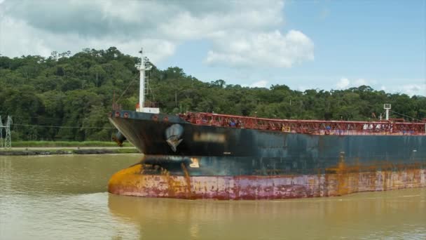 在中美洲炎热和阳光明媚的一天 没有身份证的油轮集装箱货船在加通湖的泥泞水域通过巴拿马运河 — 图库视频影像