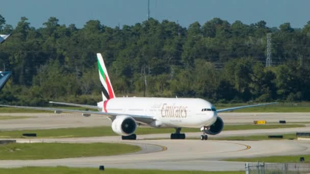 Επιβατικό Αεροσκάφος Της Emirates Boeing 777 300Er Φθάνει Στο Χιούστον — Αρχείο Βίντεο