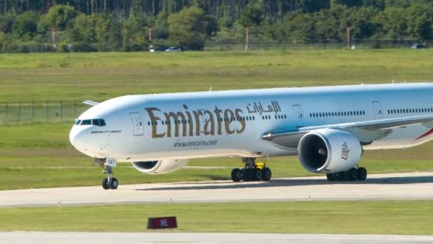 Emirates Boeing 777 300Er Εμπορικό Επιβατηγό Αεροσκάφος Ταξιδιά Στο Χιούστον — Αρχείο Βίντεο
